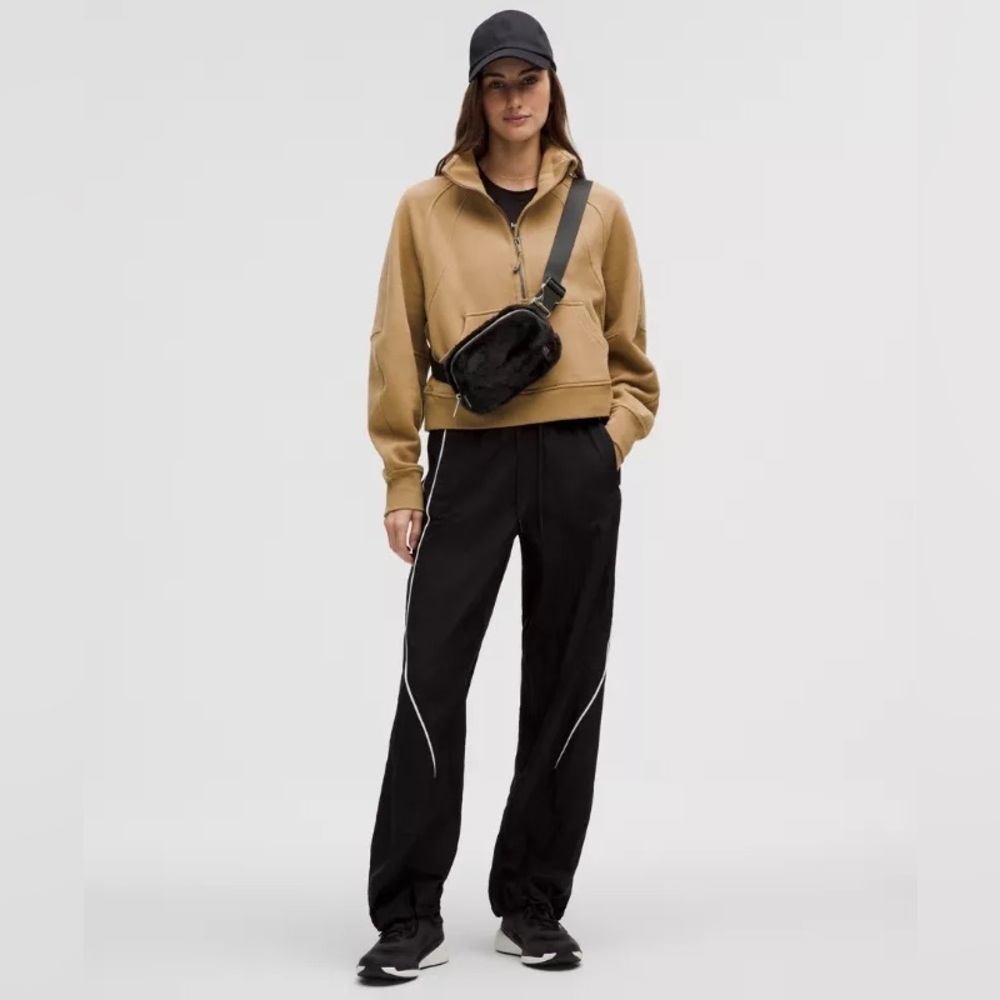 ๐๐ค Lululemon Everywhere Belt Bag Plush Fleece - Black Gold - Picture 2 of 6